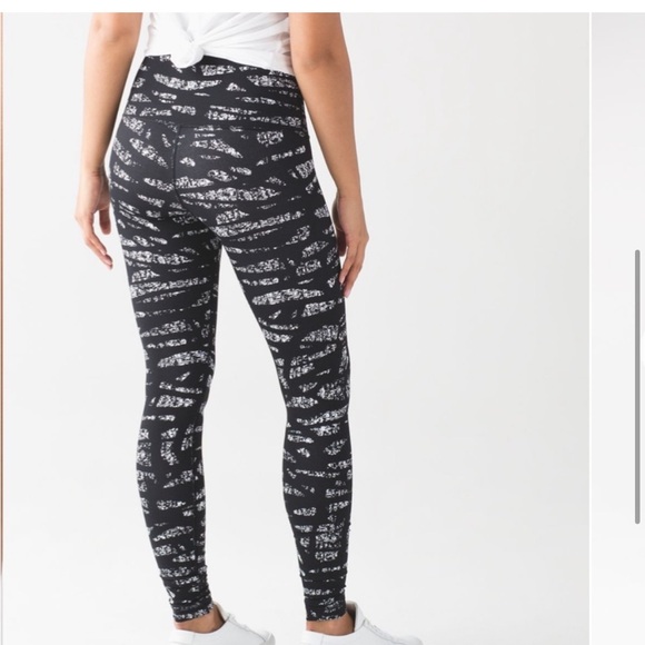 Lululemon Full-On Luxtreme Wunder Under
Legging, Hi-Rise, Graf Black White, Sz 6 - Picture 13 of 14